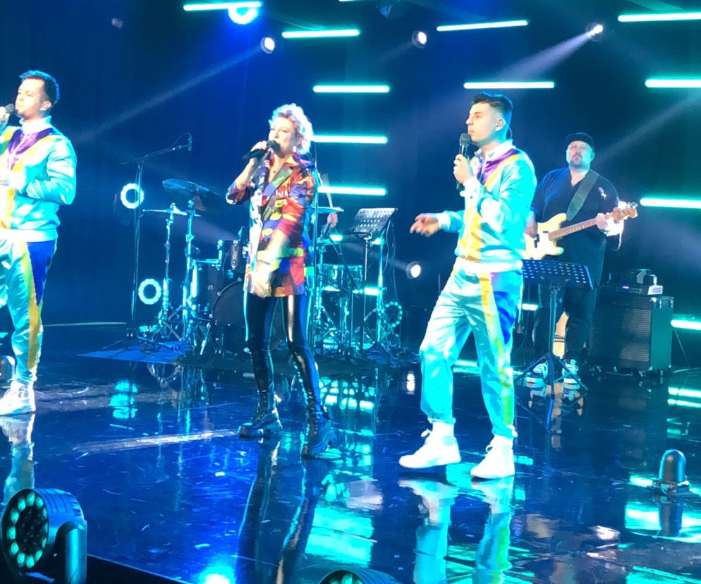 Piękni i Młodzi oraz Kwesta 07 na jednej scenie. „Toksyna” w nowej wersji w Pierwsza Zmiana Show [WIDEO]