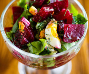 Sałatka z pieczonych buraków i jajka z chrupiącą cebulką – prosty lunch lub kolacja, która smakuje jak u babuszki