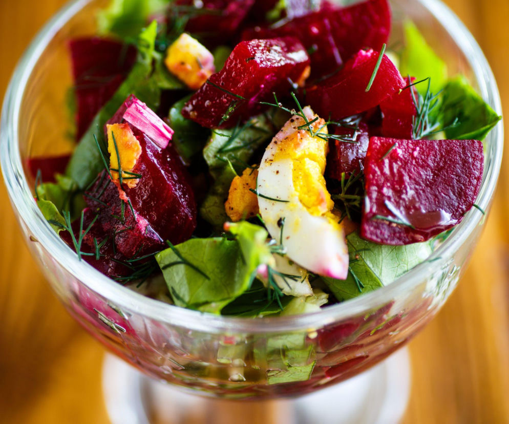 Sałatka z pieczonych buraków i jajka z chrupiącą cebulką – prosty lunch lub kolacja, która smakuje jak u babuszki