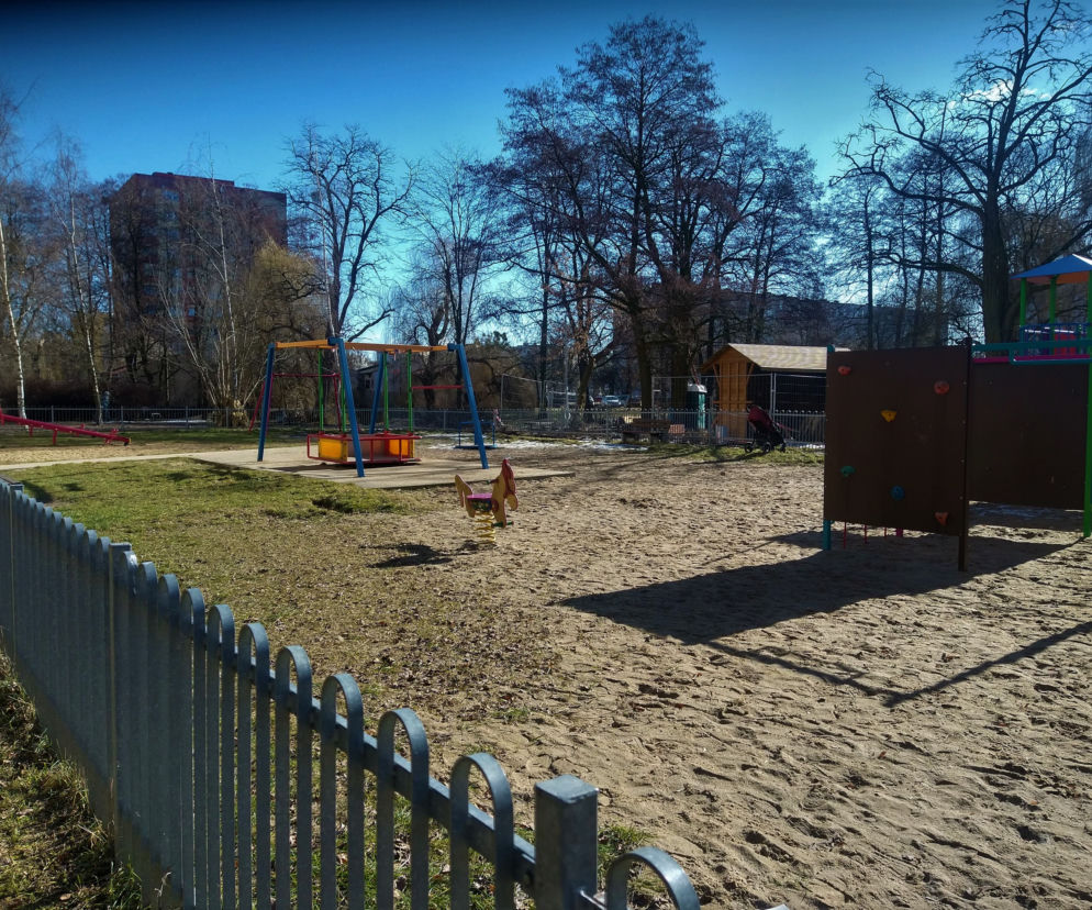 Prawie 400 ton piasku trafi na toruńskie place zabaw. Czeka je też gruntowny przegląd