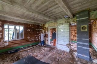 Kupili 200-letnią ruinę na Podlasiu. To, co odkryli podczas remontu, to był obraz nędzy i rozpaczy