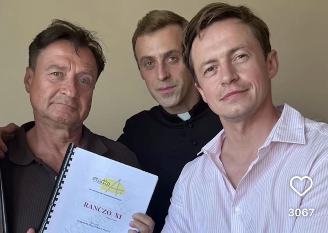 Ranczo. ksiądz Maciej (Mateusz Rusin), Duda (Piotr Ligenza), Witebski (Jacek Kawalec)