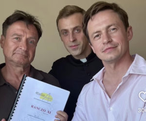 Ranczo. ksiądz Maciej (Mateusz Rusin), Duda (Piotr Ligenza), Witebski (Jacek Kawalec)