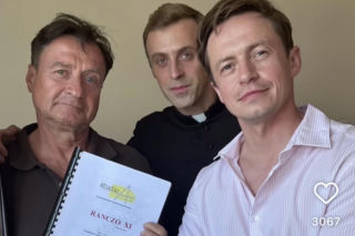 Ranczo. ksiądz Maciej (Mateusz Rusin), Duda (Piotr Ligenza), Witebski (Jacek Kawalec)