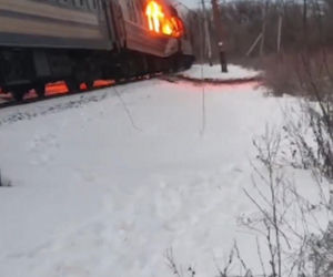 Cztery osoby zginęły w ataku rosyjskich dronów na pociąg w obwodzie charkowskim