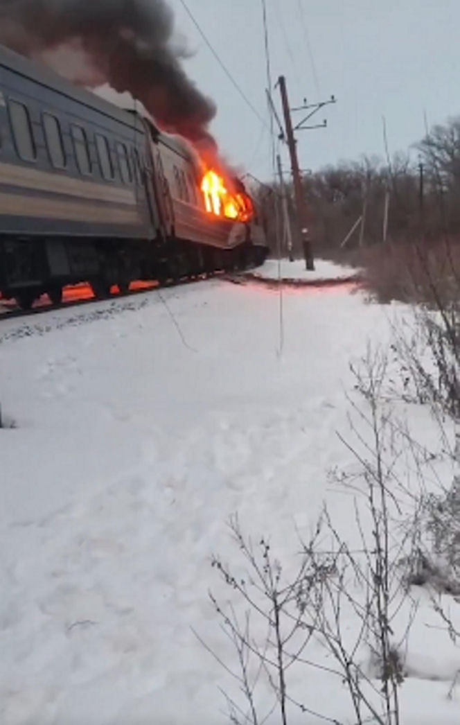 Cztery osoby zginęły w ataku rosyjskich dronów na pociąg w obwodzie charkowskim