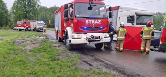 Pół rodziny zginęło w jednej chwili! Fiat najechał na ciężarówkę