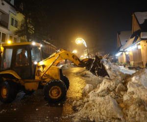 Akcja wywożenia śniegu z Krupówek