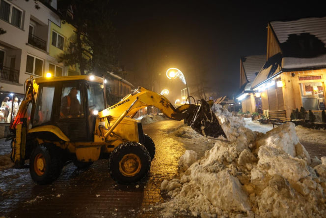 Akcja wywożenia śniegu z Krupówek