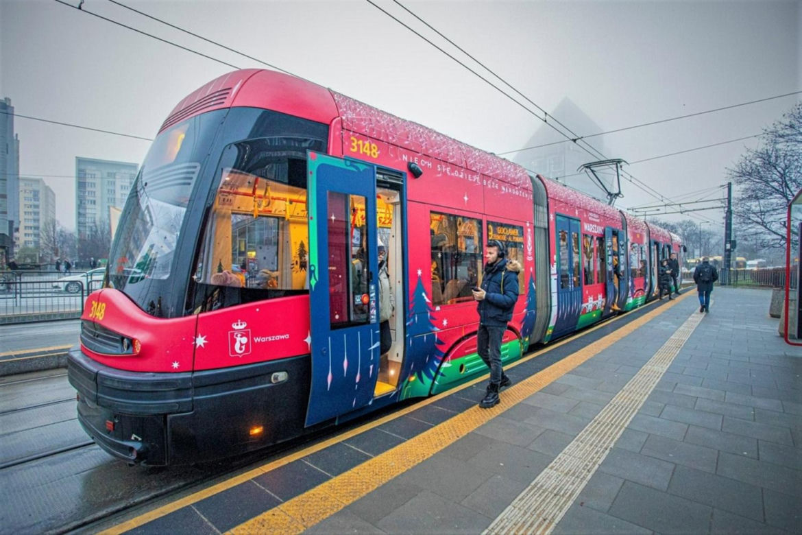 Świąteczny tramwaj na ulicach Warszawy