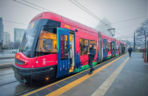 Świąteczny tramwaj na ulicach Warszawy