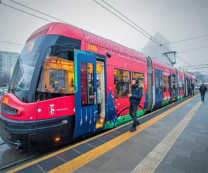 Świąteczny tramwaj na ulicach Warszawy