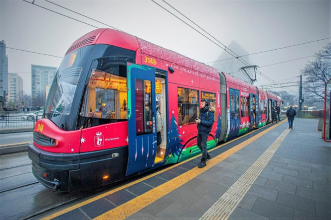 Świąteczny tramwaj na ulicach Warszawy