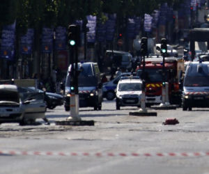 Atak w Paryżu: Mężczyzna zaatakował policjanta. Pod katedrą Notre Dame padły strzały