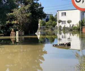 Lewin Brzeski wciąż zbiera odpady popowodziowe