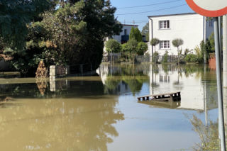Lewin Brzeski wciąż zbiera odpady popowodziowe