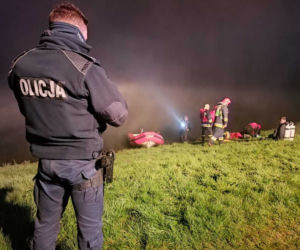 Dostawczak wjechał prosto do stawu. Nie żyje 22-letnia Ukrainka! Tragedia w Oświęcimiu