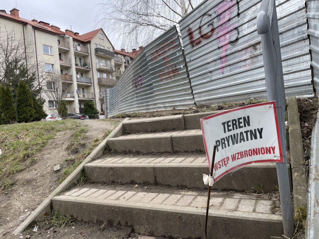 Mieszkańcy nie mogą już korzystać z popularnego skrótu. To teren prywatny dewelopera. „Niech nas pozamykają na osiedlu”