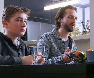 Na Wspólnej odc. 3250. Seba Walczyk (Maxim Topyła), ksiądz Olek (Jan Hussakowski)