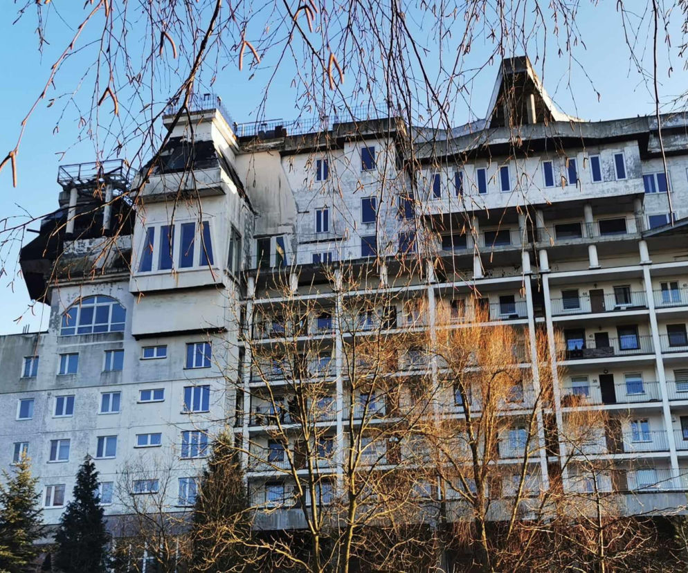 Betonowa willa na dachu bloku w Jastrzębiu-Zdroju. O słynnych samowolach budowlanych przeczytasz na Muratordom.
