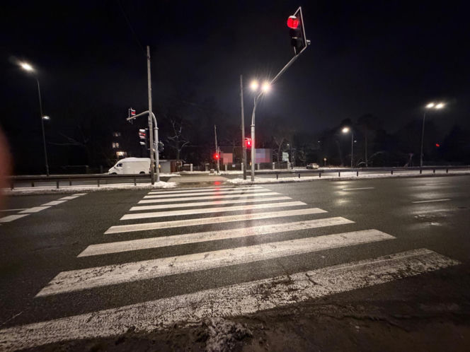 Pijany pieszy Ukrainiec, wbiegł pod auto na czerwonym świetle. Potrącony, trafił do szpitala