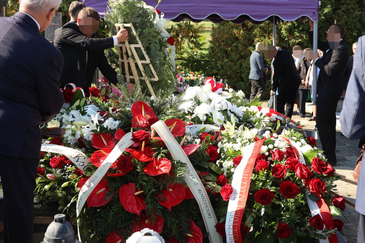 Ksiądz Stasio wrócił do Grzęski na zawsze. Spoczął obok rodziców. „Tu otrzymał chrzest"
