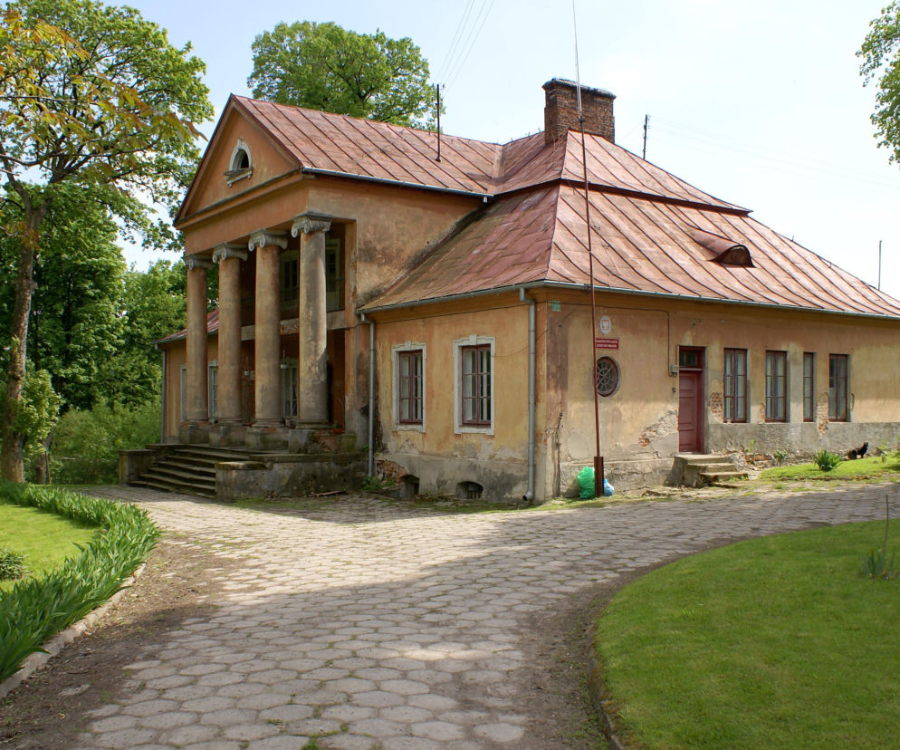 Klasycystyczny dwór we Wronowie z kolumnowym portykiem. O historii tego zabytku w gminie Waśniów przeczytasz na Eska Starachowice.
