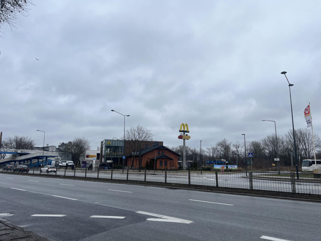 Nietypowy McDonald's przy ul. Radzymińskiej w Warszawie