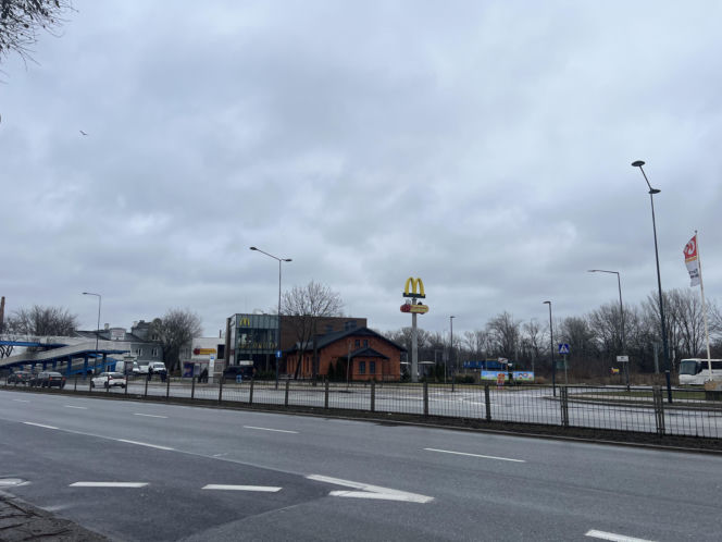 Nietypowy McDonald's przy ul. Radzymińskiej w Warszawie