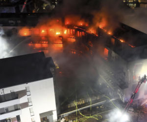 Nocny pożar w bloku! Spłonęły prawie wszystkie mieszkania, setka osób bez dachu nad głową