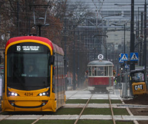 Nowa trasa tramwajowa w Warszawie już otwarta. Na torach zabytkowe składy
