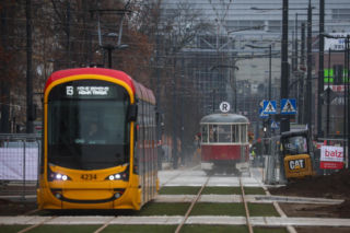 Nowa trasa tramwajowa w Warszawie już otwarta. Na torach zabytkowe składy