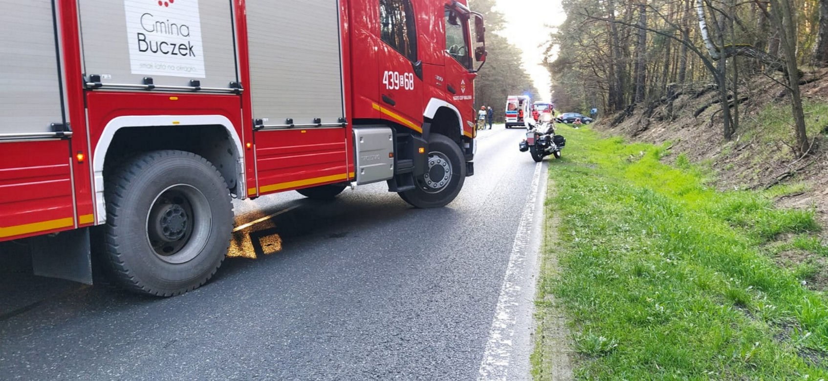 Śmiertelny wypadek pod Łaskiem! Motorowerzysta nie żyje, 45-letnią motocyklistkę zabrał śmigłowiec [ZDJĘCIA].