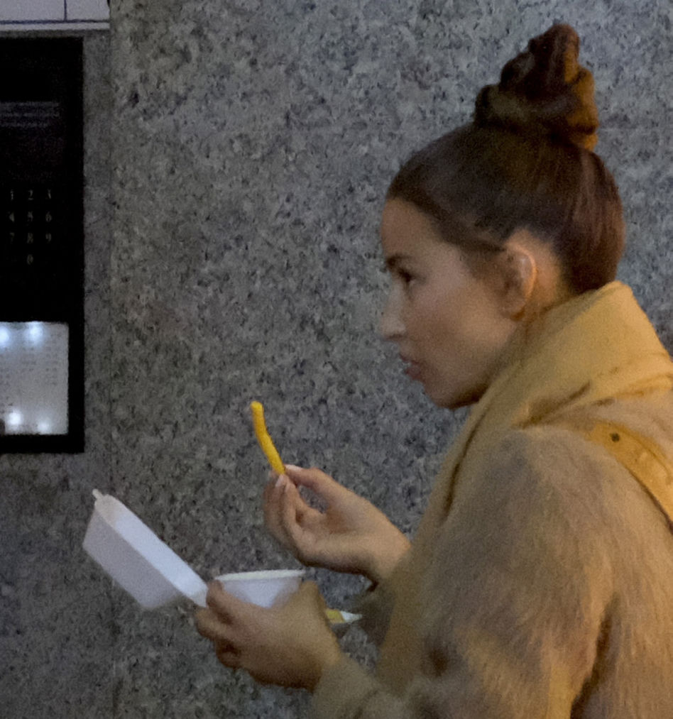 Julia Wieniawa  wieczorową porą je frytki