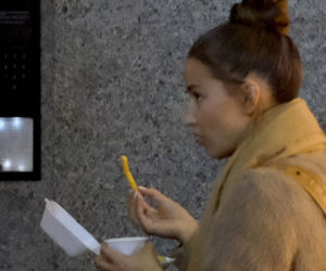 Julia Wieniawa  wieczorową porą je frytki