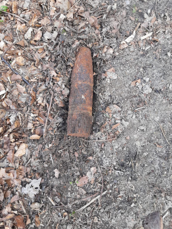 Seniorzy ozdobili ogródek pociskiem z II wojny światowej. Ścigała ich policja