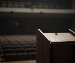 Kim jest pastor Mark Burns. Czemu Trump przymyka oko na jego największą kompromitację?