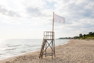 Sinice Mielno. Czy w Mielnie można się kąpać 26.08? Flaga, warunki pogodowe