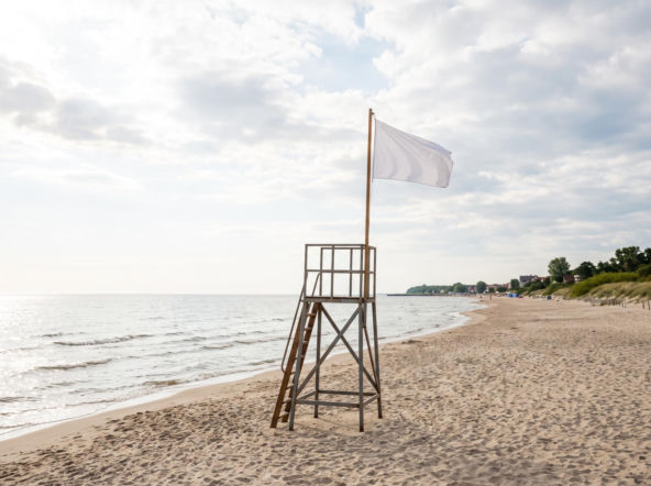 Sinice Mielno. Czy w Mielnie można się kąpać 26.08? Flaga, warunki pogodowe