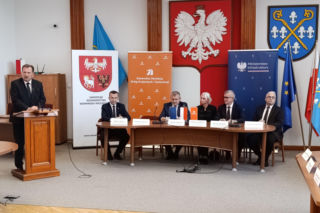 Podpisanie umów na przebudowy skrzyżowań na DK 15 w Sampławie i DK 16 w Lubajnach, Starych Jabłonkach i Zawadach Małych