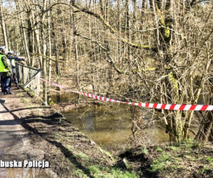 Ford Mondeo wpadł do rzeki Drawa, cztery młode osoby nie żyją