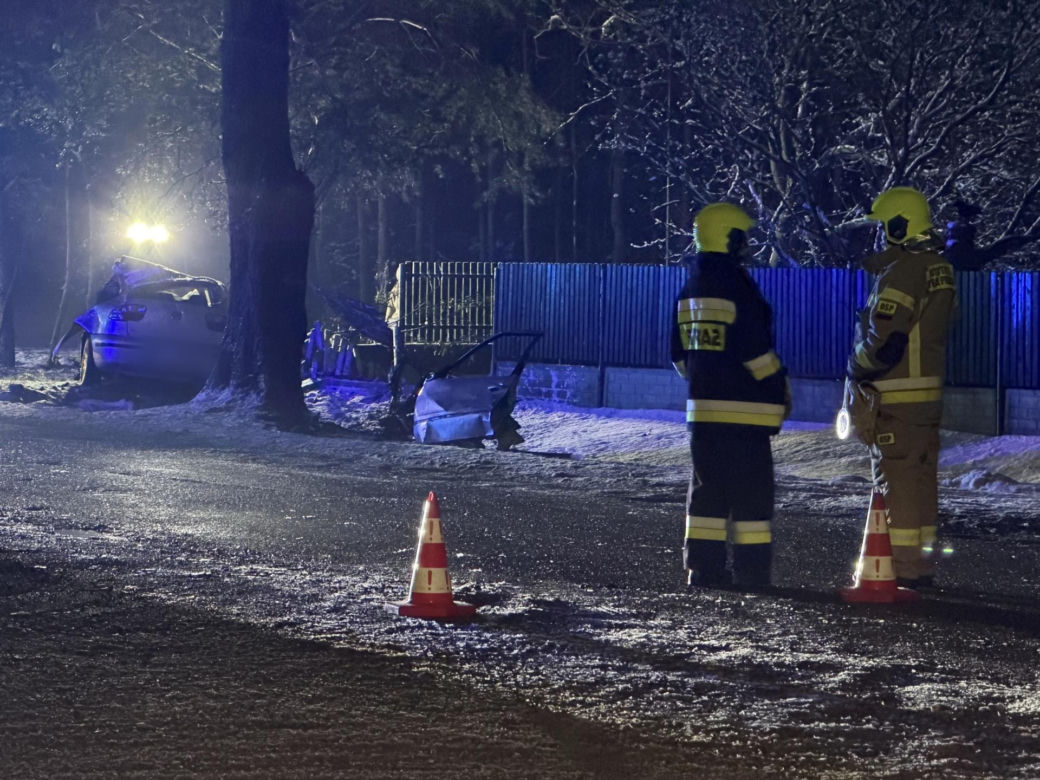 Uciekał seatem przed policją. Gonili go przez dwa powiaty. Zginął na drzewie