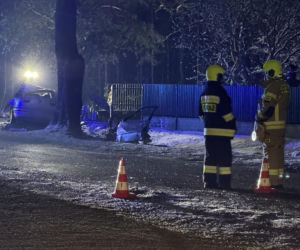 Uciekał seatem przed policją. Gonili go przez dwa powiaty. Zginął na drzewie