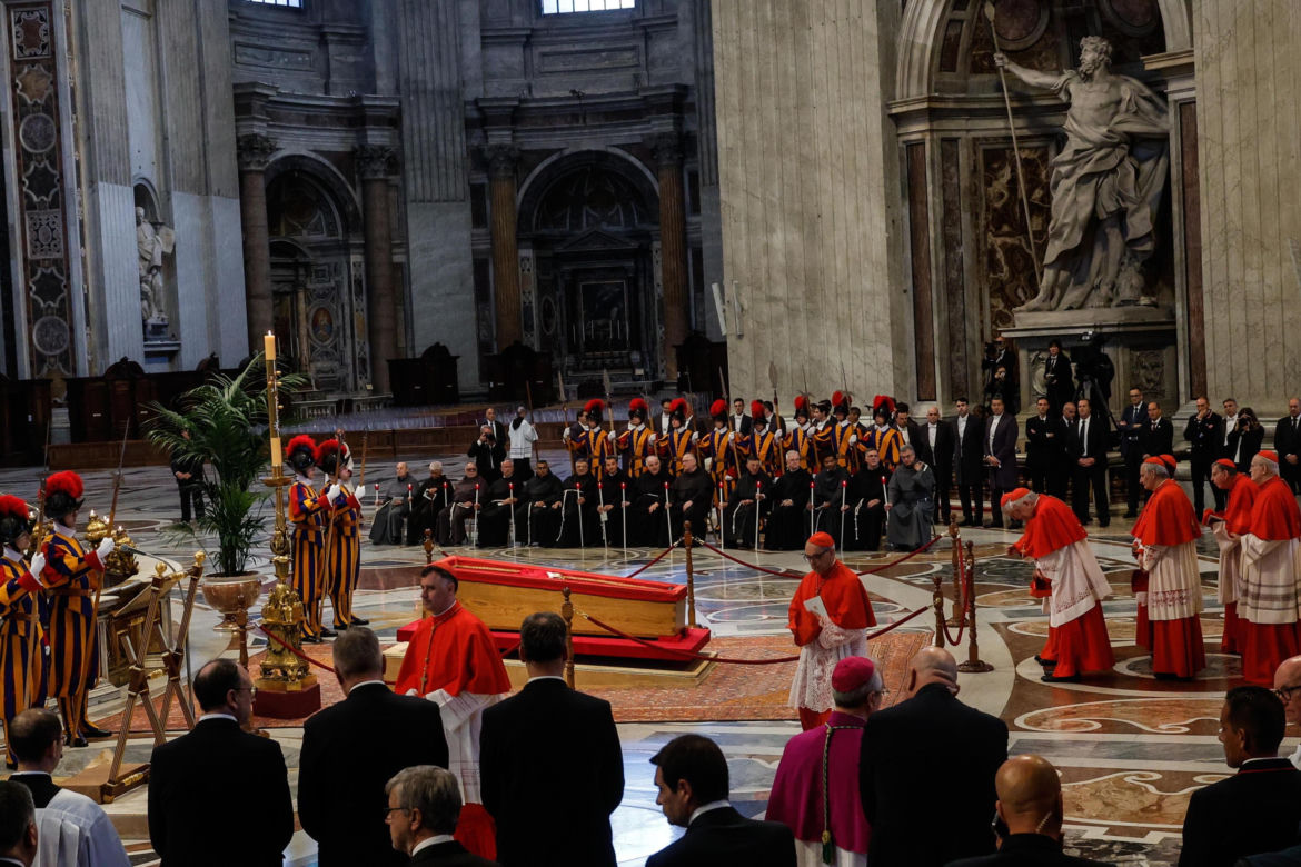 Trumna z ciałem papieża Franciszka przeniesiona w procesji do bazyliki Św. Piotra