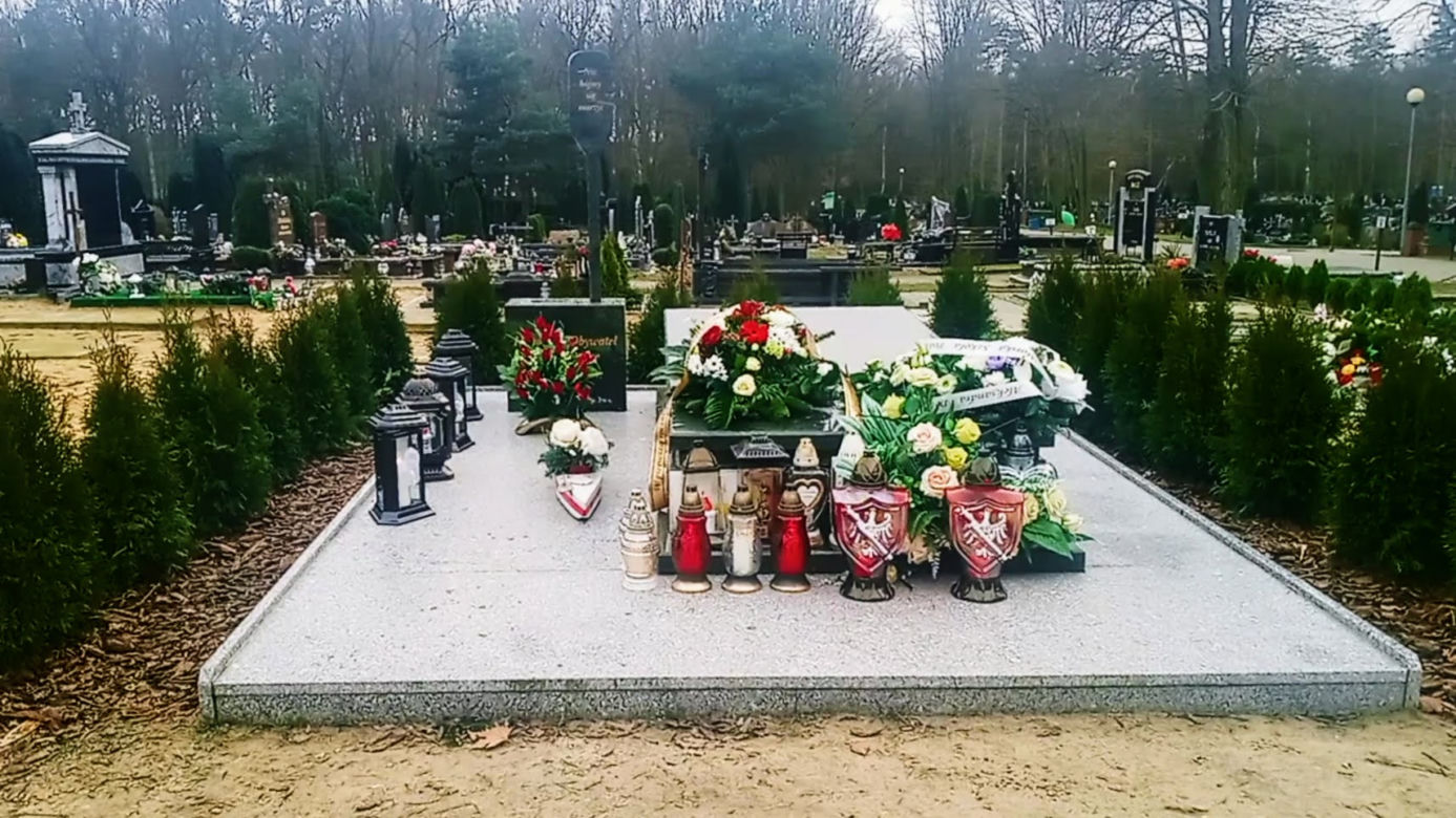 Rok temu zmarł Aleksander Doba. Tak wygląda dziś grób wielkiego podróżnika z Polic
