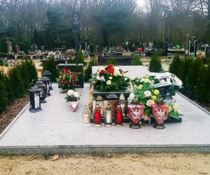 Rok temu zmarł Aleksander Doba. Tak wygląda dziś grób wielkiego podróżnika z Polic