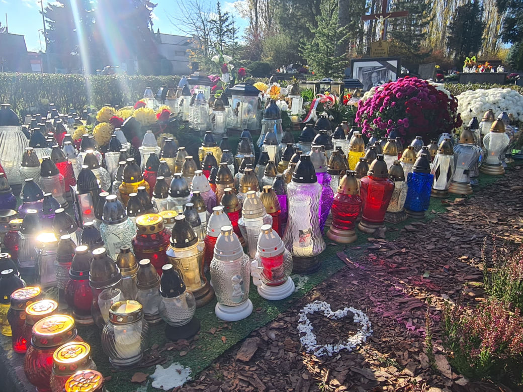 Rzeszów. Ogrom zniczy na mogile Tadeusza Ferenca [GALERIA]