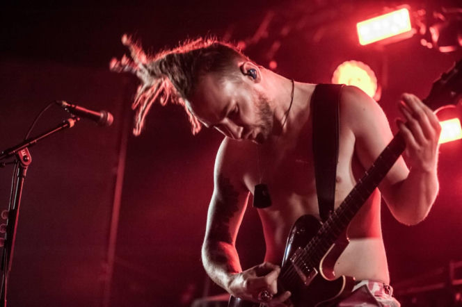 Skrupulatnie wyreżyserowany groteskowy spektakl okraszony nutą surrealizmu – Avatar zawładną Warszawą [RELACJA]