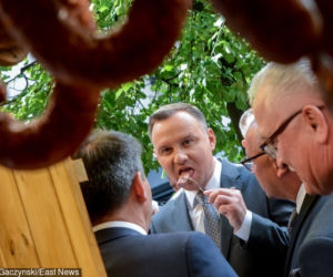 Prezydent Andrzej Duda je żonie z ręki. Czuły gest pierwszej damy.