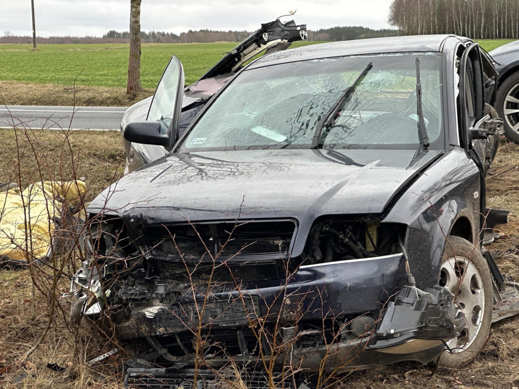 Totalna masakra w Dobrej Woli. Po uderzeniu w drzewo auto złamało się w pół. Kierowca miał dużo szczęścia